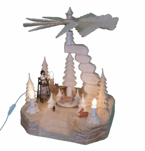 Felsenpyramide Jäger im Wald - auf geschnitztem Sockel - elektrisch